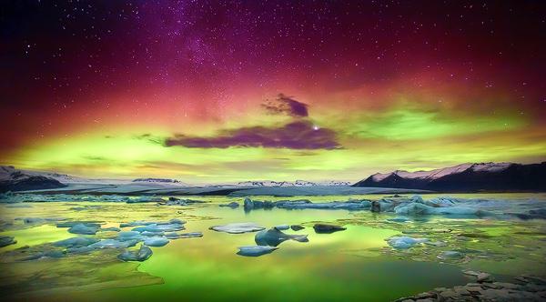 Bulb long timed exposure of aurora borealis over Jökulsárlón lake along Iceland's south coast colors